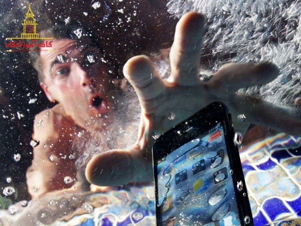 افتادن گوشی موبایل در آب