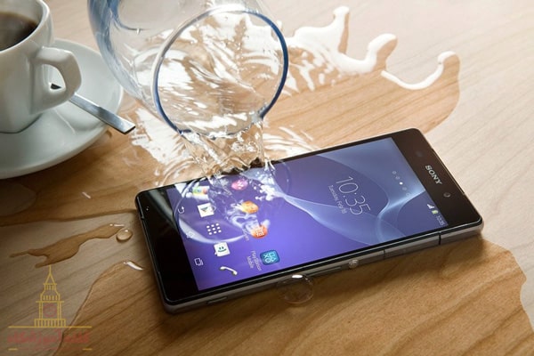 موبایل آب خورده در اثر ریختن لیوان آب